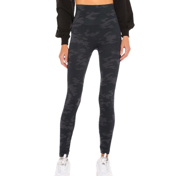 Spanx Look At Me Now Seamless Camo Leggings Slimming Size Medium Shapewear - Picture 1 of 6